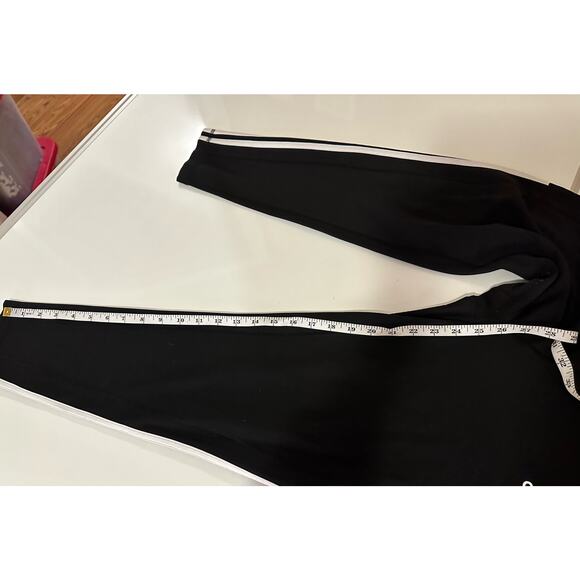 Women 2 Adidas XL Black Yoga pants and leggings, runs short & has signs of use - Picture 6 of 16
